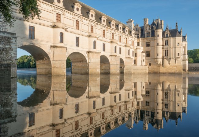 The arched palace of Chenonceau | ThomasLENNE / Shutterstock.com