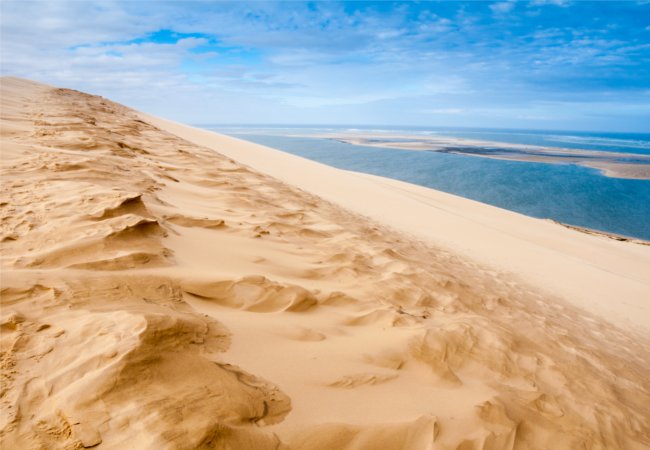 The sand dunes of Pyla sur Mer | Alberto Loyo / Shutterstock