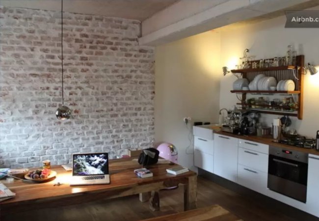 Timber and wood contours of the kitchen | Photo courtesy of Airbnb